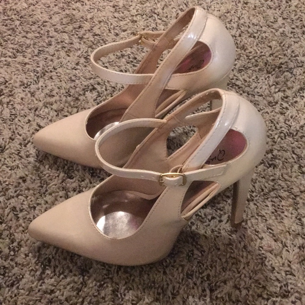 Nude tan point toe heels